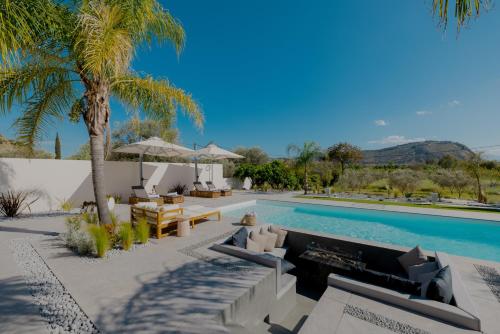 Blue Topaz Two Villas Pool and Spa