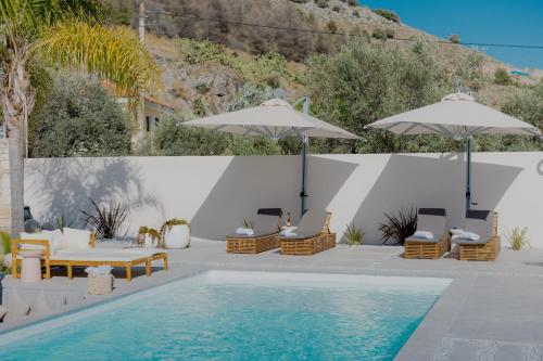 Blue Topaz Two Villas Pool and Spa