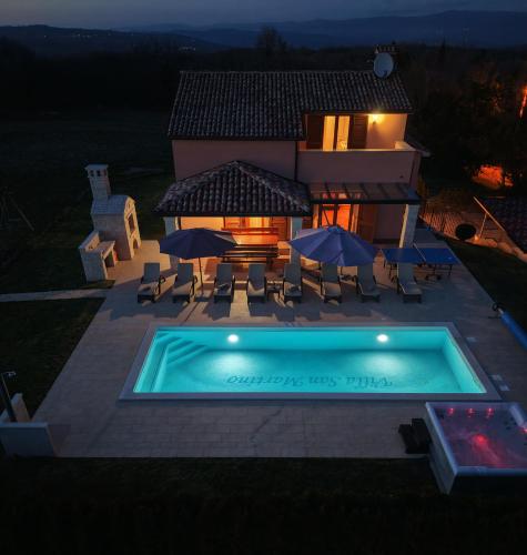 Modern Villa San Martino Heated Pool, Jacuzzi & Privacy