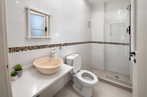 a bathroom with a toilet and a glass shower at Ana Rent lll Moderno departamento ,San Isidro punto medio Tigre River y Tecnopolis in Boulogne