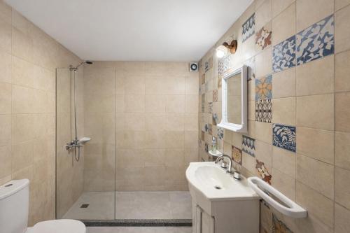 a bathroom with a shower and a sink and a toilet at Ana rent Ballester departamentos modernos luminosos, equipados para una hermosa estadia in Villa Ballester