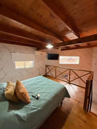 a bedroom with a green bed and two windows at Ana rent Ballester departamentos modernos luminosos, equipados para una hermosa estadia in Villa Ballester