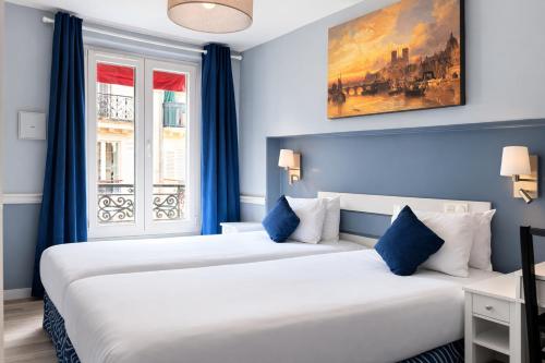 Llit o llits en una habitació de Hôtel Apollo Opéra
