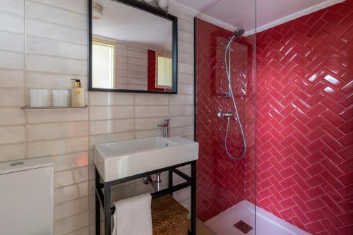 a bathroom with a sink and a shower at Casa de Santa Rita in Chaves