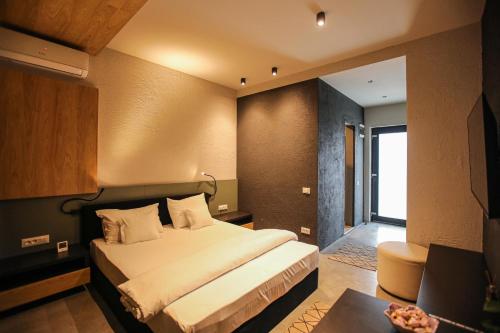 a bedroom with a large bed and a table at Poiana Events - Vilă privată cu piscină aproape de Mamaia și Constanța in Poiana