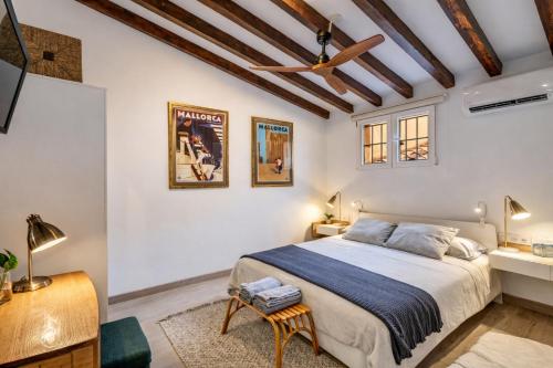 Un dormitorio con una cama grande en una habitación con techos de madera. en Spot Apartment, en Palma de Mallorca