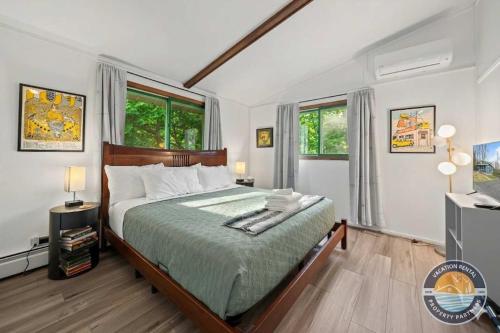 a bedroom with a bed and two windows at Pet-Friendly Lake Como Retreat 2BR in Lake Geneva