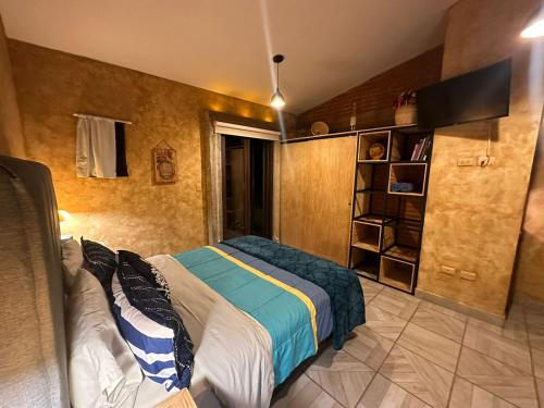 a bedroom with a bed and a book shelf at LOFT Casa Bonita en Val'Quirico in Tlaxcala de Xicohténcatl