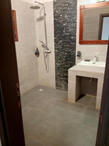 łazienka z prysznicem i umywalką w obiekcie Escape villa assouinde w mieście Assinie