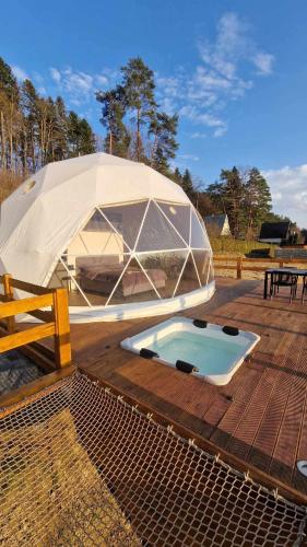 Glamping Pod Hradom súkromné jacuzzi a sauna