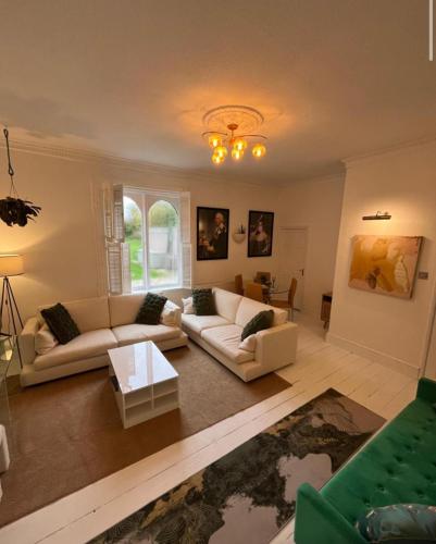 a living room with two couches and a table at Pet Friendly 2 Bed Ground Floor Apartment in Addlestone with Free Driveway Parking in Addlestone