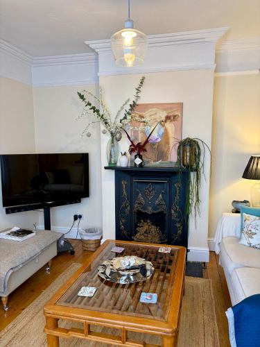 a living room with a coffee table in front of a fireplace at River walk . Shrewsbury.Shropshire.With parking. in Shrewsbury