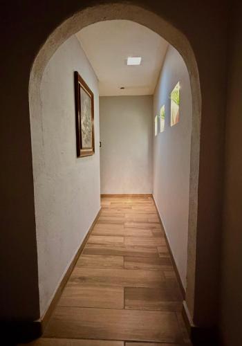 a hallway with an archway in a house at Alojamiento en Tambaca, Tamasopo SLP in Tambaca