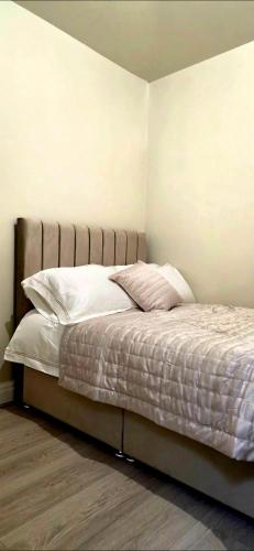 a bedroom with a bed in a room at Dabbagh Residence in Lees