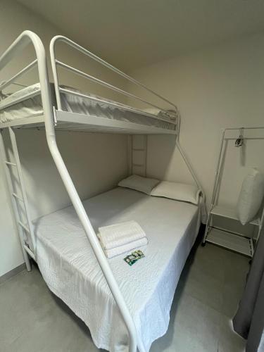 a small bedroom with a bunk bed in a room at Flat Container 3 Km do Centro de Brusque para até 4 pessoas in Brusque