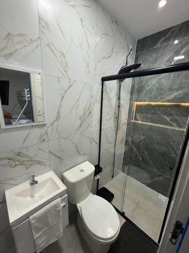 a bathroom with a toilet and a shower and a sink at Flat Container 3 Km do Centro de Brusque para até 4 pessoas in Brusque