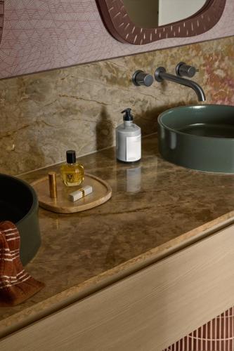 blat łazienkowy z umywalką i dozownikiem mydła w obiekcie Hyde Perth w mieście Perth