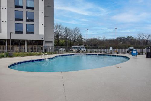 a swimming pool in front of a building at La Quinta by Wyndham Nashville Airport/Opryland in Nashville
