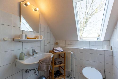 a bathroom with a sink and a window at Hus-Pellworm-2-Ferienwohnung-Meereswelle in Pellworm