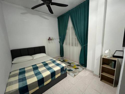 a bedroom with a bed and a ceiling fan at Sweet Roses Homestay- Free WiFi, Nearby UiTM in Bandar Puncak Alam