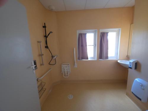 a bathroom with a shower and a sink at Hostel du Canyon in La Palud-sur-Verdon