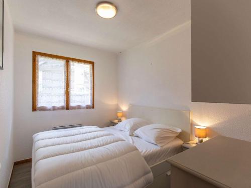 a bedroom with a bed and a window and two lamps at Chalet terrasse - 5 pers. Cauterets calme - FR-1-401-322 in Cauterets