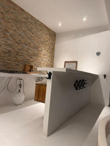 a kitchen with a counter and a brick wall at Corazón zen in Barra de Potosi