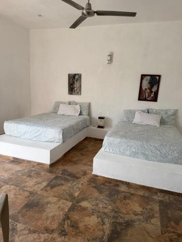 two beds sitting next to each other in a bedroom at Corazón zen in Barra de Potosi