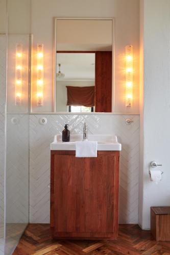 a bathroom with a sink and a mirror at DAS SCHMÖCKWITZ in Berlin