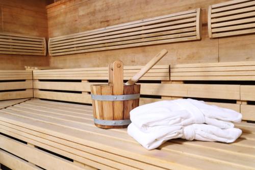 una sauna vacía con un par de guantes blancos en el suelo en Hotel Kristal - Terme Krka, en Dolenjske Toplice