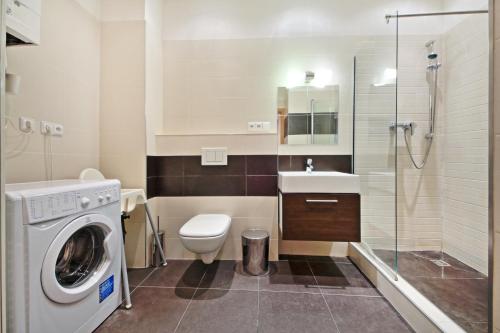 łazienka z pralką i umywalką w obiekcie Family Apartments w Pradze