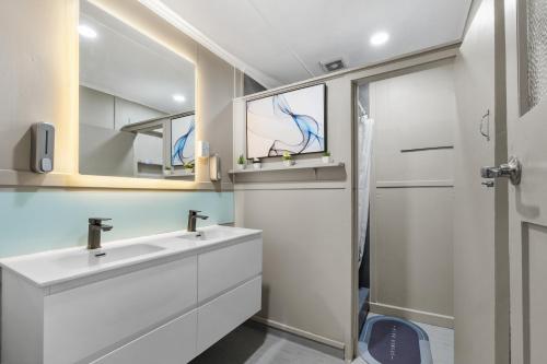 a bathroom with two sinks and a shower at FlyingPig Backpacker Rotorua in Rotorua