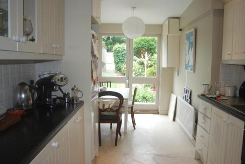 cocina con mesa y ventana en Monkstown Private House Homestay, en Dun Laoghaire