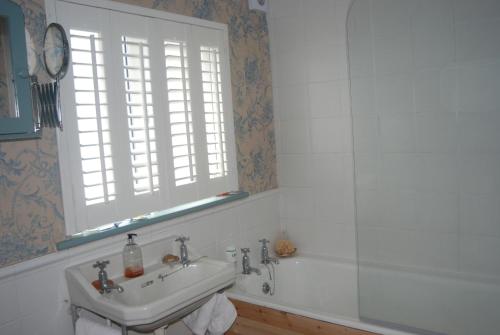 Ванная комната в Monkstown Private House Homestay