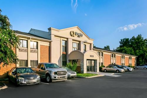a hotel with cars parked in a parking lot at Quality Inn Jessup - Columbia South Near Fort Meade in Jessup