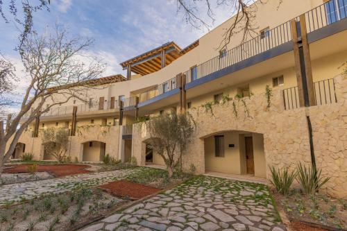 eine Außenansicht eines Gebäudes in der Unterkunft Hotel Santolivo by Lumina in Parras de la Fuente