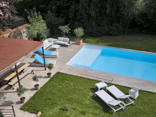 an overhead view of a swimming pool with chairs and a yard at Le Castel Mosan in Namur