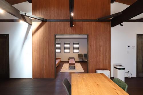 a room with a wooden table in a room at Manabi-WAN Takayama in Takayama