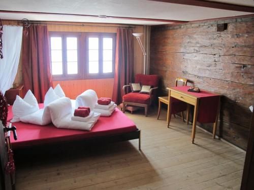 Ein Bett oder Betten in einem Zimmer der Unterkunft Hostel Rotschuo Jugend- und Familienferien