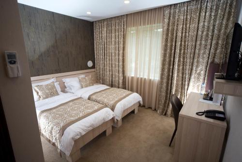 Una cama o camas en una habitación de Iberia Didube