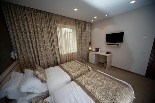 Una cama o camas en una habitación de Iberia Didube