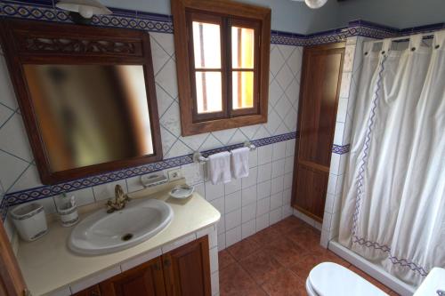 Bilik mandi di Casa Rural Hermana "by henrypole home"