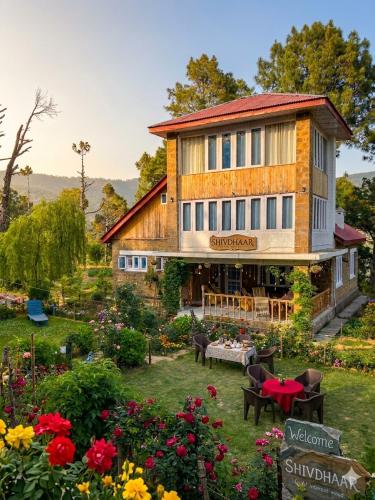a house with a garden in front of it at The Shivdhaar Estate kud'Patnitop in Kūd