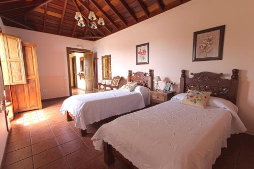 a bedroom with two beds in a room at Casa Rural Hermana "by henrypole home" in Breña