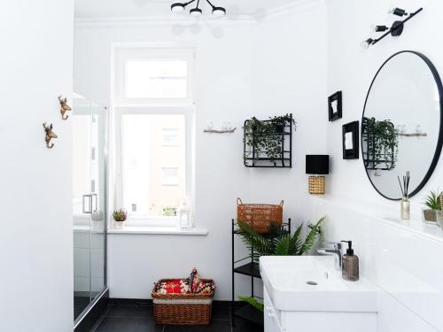 a bathroom with a sink and a mirror at Altstadt Geverdes 2 in Lübeck