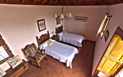 Een bed of bedden in een kamer bij Casa Rural Hermana "by henrypole home"