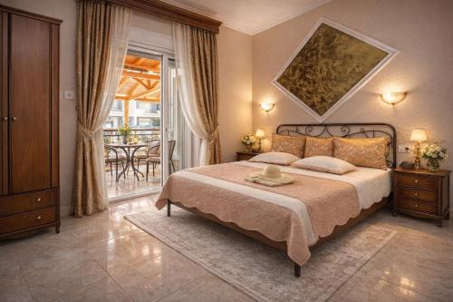 ein Schlafzimmer mit einem großen Bett und einem Balkon in der Unterkunft Markos Studios Potos Thassos in Potos