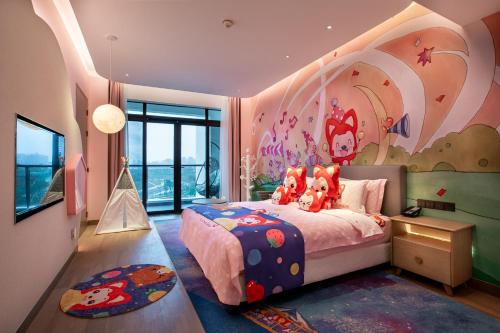 a bedroom with a bed with two teddy bears on it at Lebanshan Hotel Chongqing Yongle in Chongqing