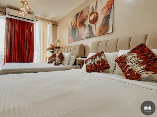 a hotel room with two beds and a window at Modern Studion with 2 Queen Bed in Sampong