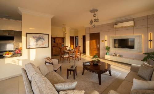 Home away from home with a Beautiful Balcony View 3 bedrooms 2 bathrooms